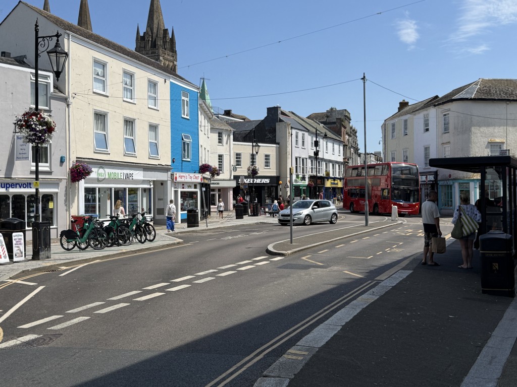 Lot: 29 - SUBSTANTIAL CITY CENTRE FREEHOLD COMMERCIAL BUILDING WITH INCOME AND ASSET MANAGEMENT POTENTIAL - main street view